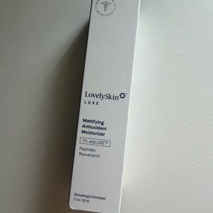 LovelySkin Luxe Mattifying Antioxidant Moisturizer 50ml ( New never opened)
